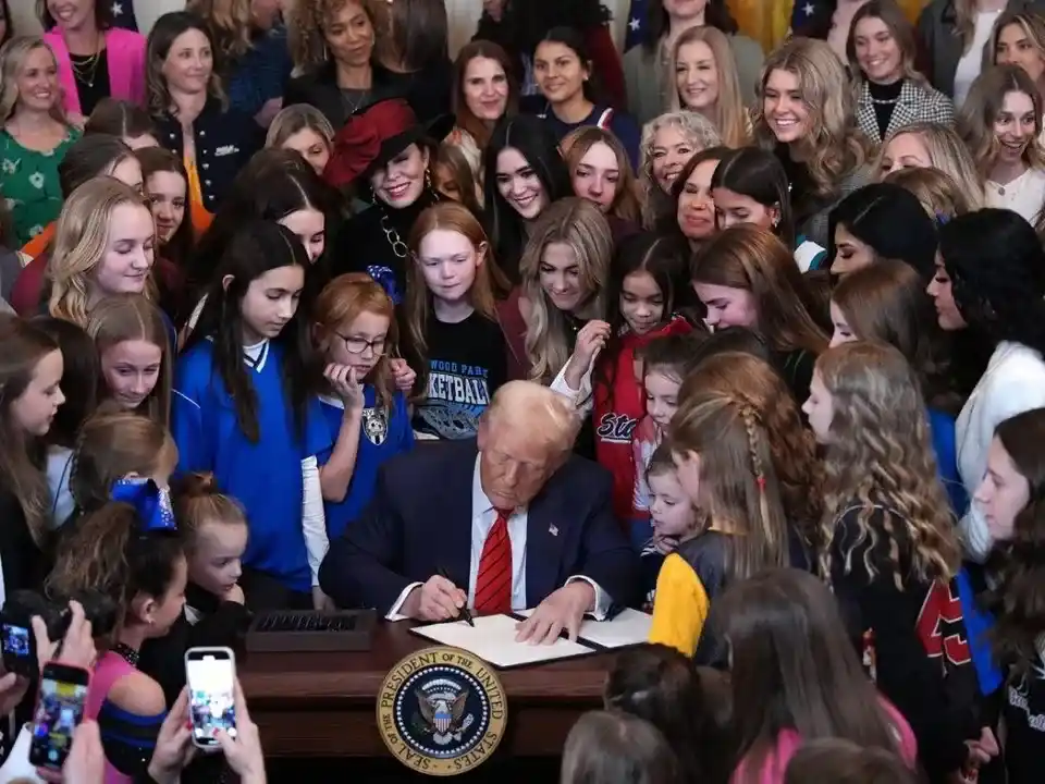 El presidente Donald Trump, acompañado por atletas femeninas, firma el decreto "Manteniendo a los hombres fuera de los deportes femeninos" .Foto:Andrew Harnik/Getty Images