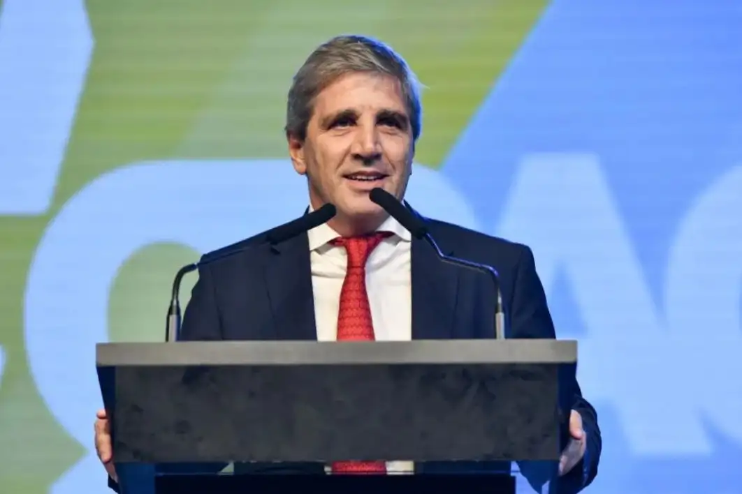 El ministro de Economía, Luis Caputo, enfrenta una instancia decisiva en la negociación con el Fondo Monetario Internacional.