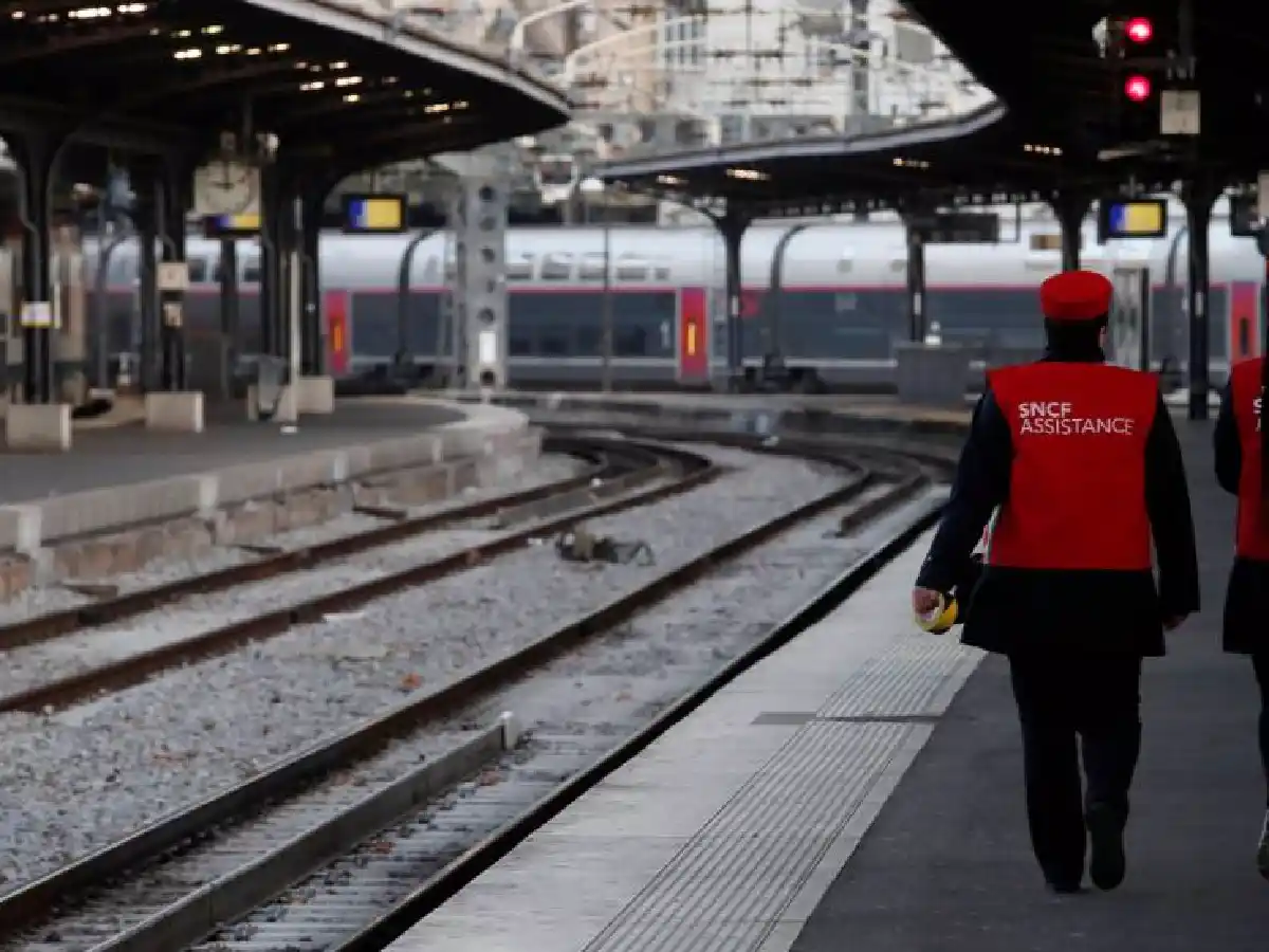 Huelga de transportes y marchas en la víspera del anuncio de la reforma previsional en Francia