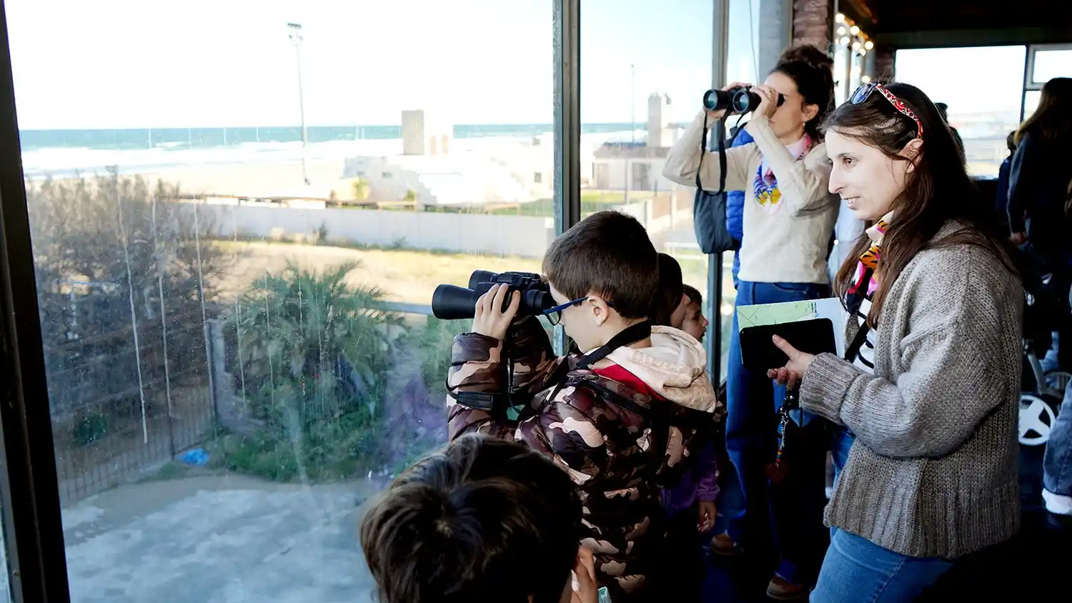 Avistaje. Con binoculares intentan ver ballenas