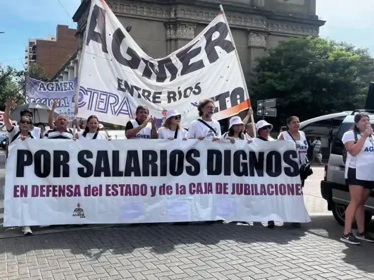 Paro: Docentes entrerrianos realizaron una movilización en Paraná en reclamo de mejoras salariales