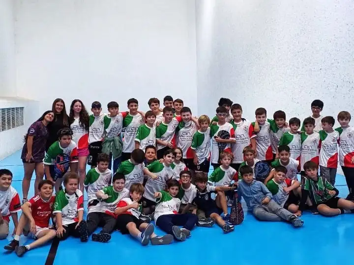 Unos 70 jóvenes practican pelota a paleta en el la institución.