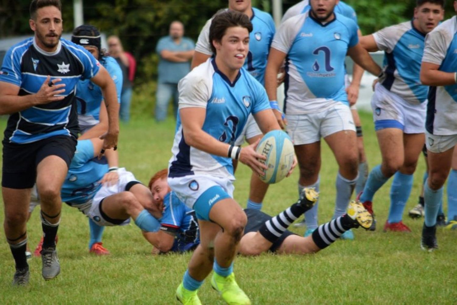 Rugby: El domingo dejó dos clasificados y varios postergados 