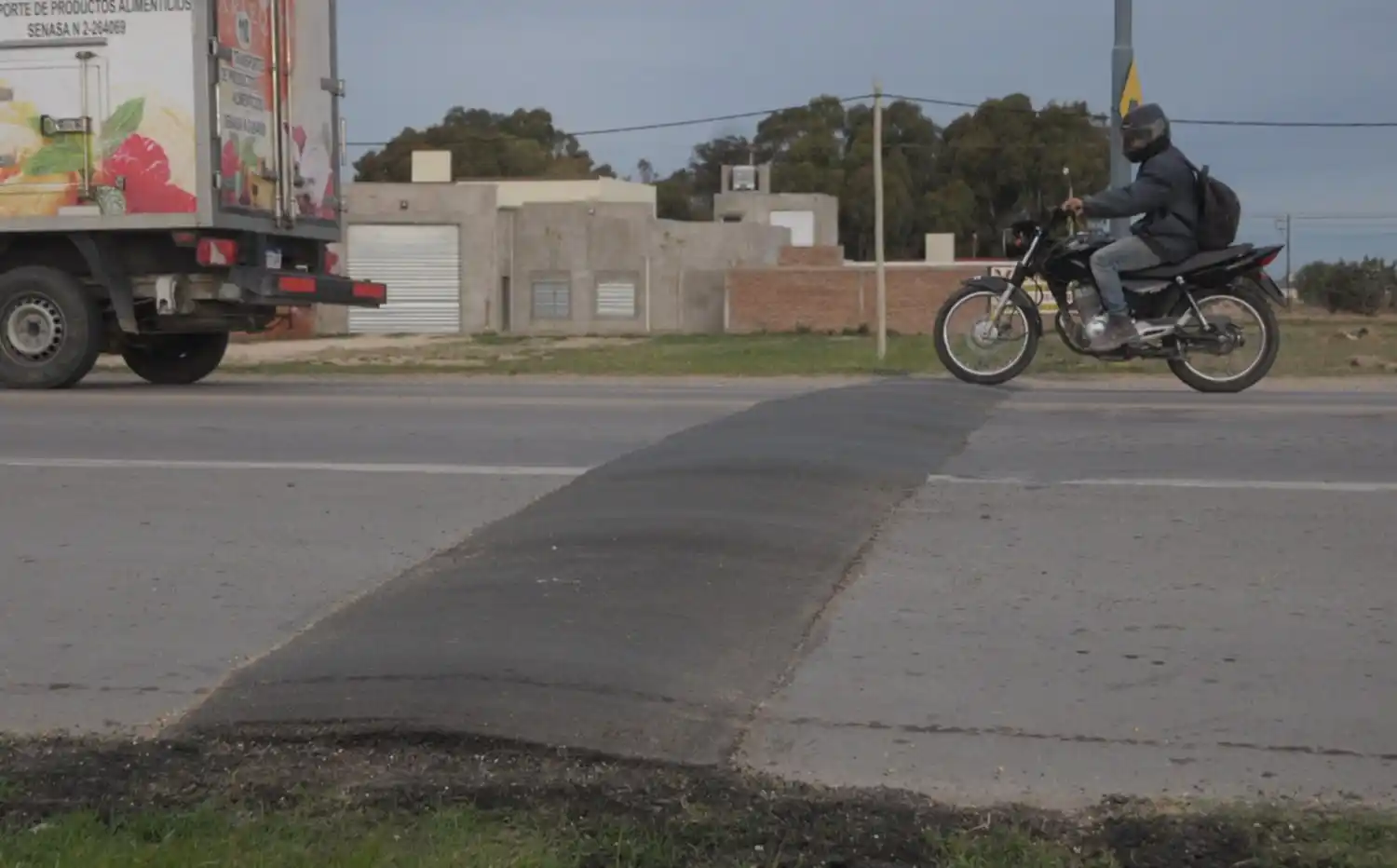 Insólito: En Bahía Blanca pusieron lomos de burro pero los vecinos dicen que "no frenan a nadie"