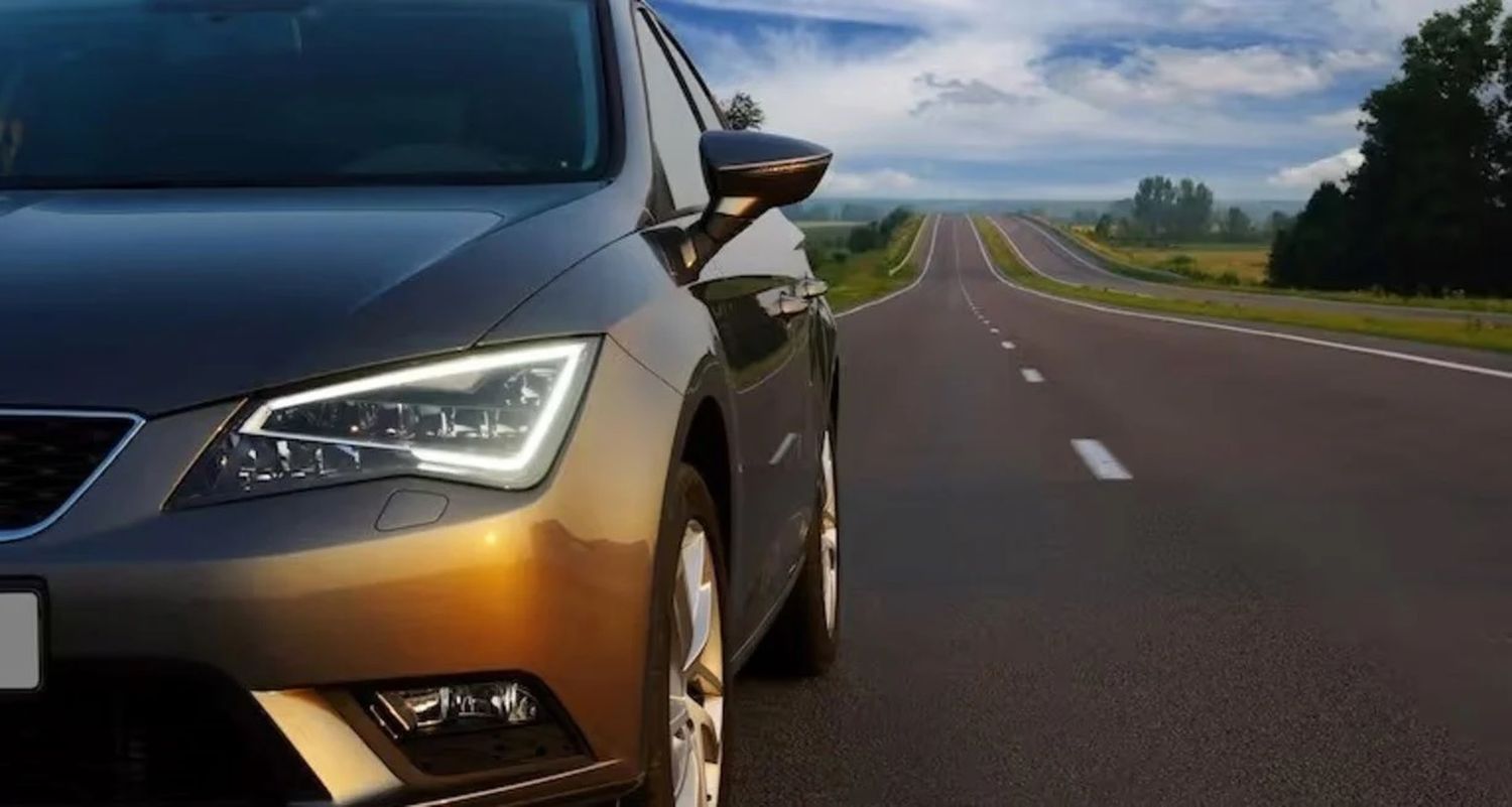 Las luces DRL (Daytime Running Light) tienen la función de que el vehículo sea visto, pero no iluminan. Son solo delanteras y se encienden automáticamente al poner el motor en marcha. Las automotrices argentinas tienen la obligación de añadirlas en sus 0 km.