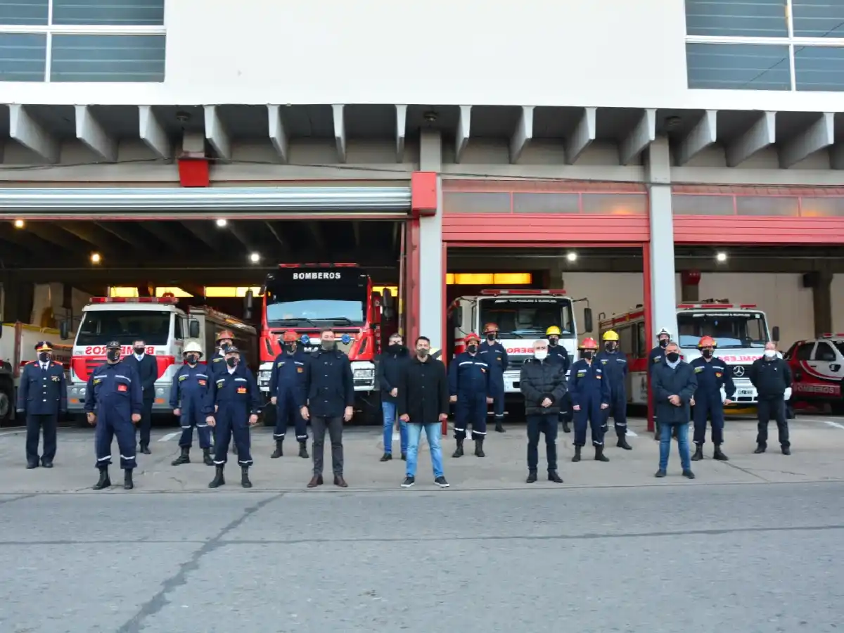 Cuidando el protocolo, los bomberos celebraron su día 