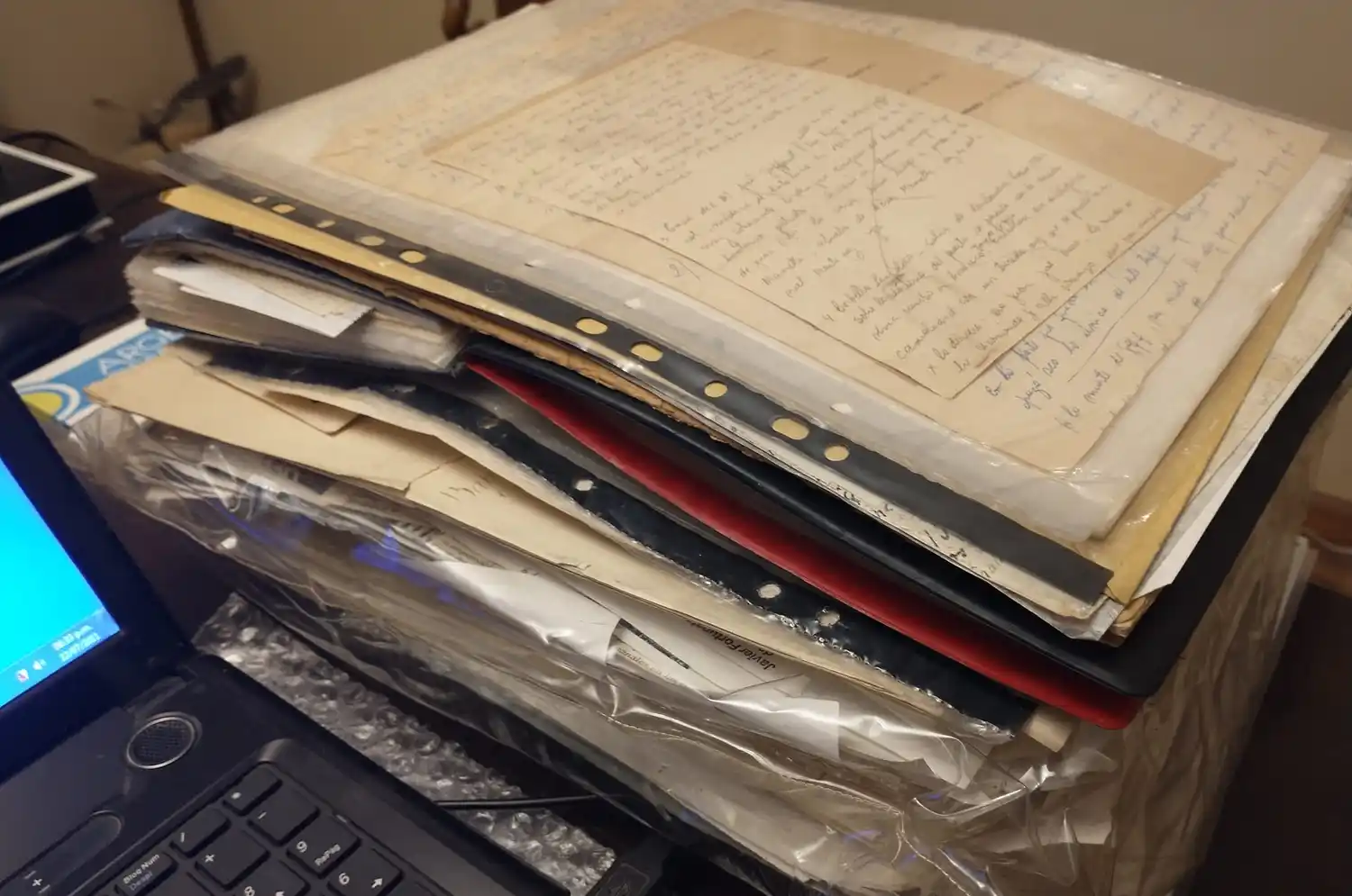 Los folios que contienen documentación histórica de  la ciudad fueron entregados por la familia de Zulma Taurizano al Grupo Conservacionista para su resguardo