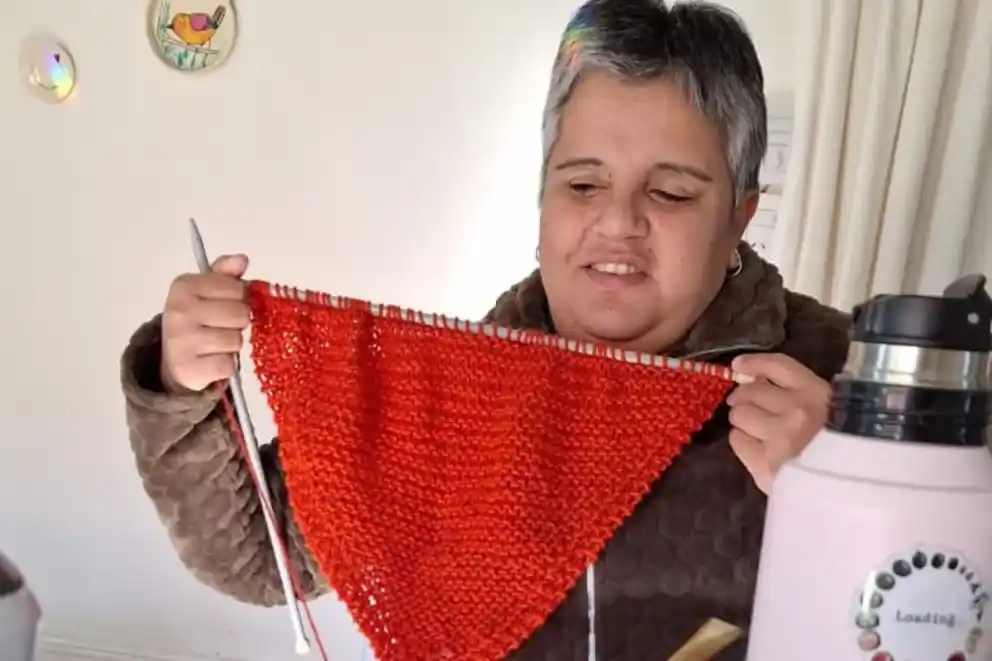 Estudiante con discapacidad visual de Larroque inspira con sus artesanias