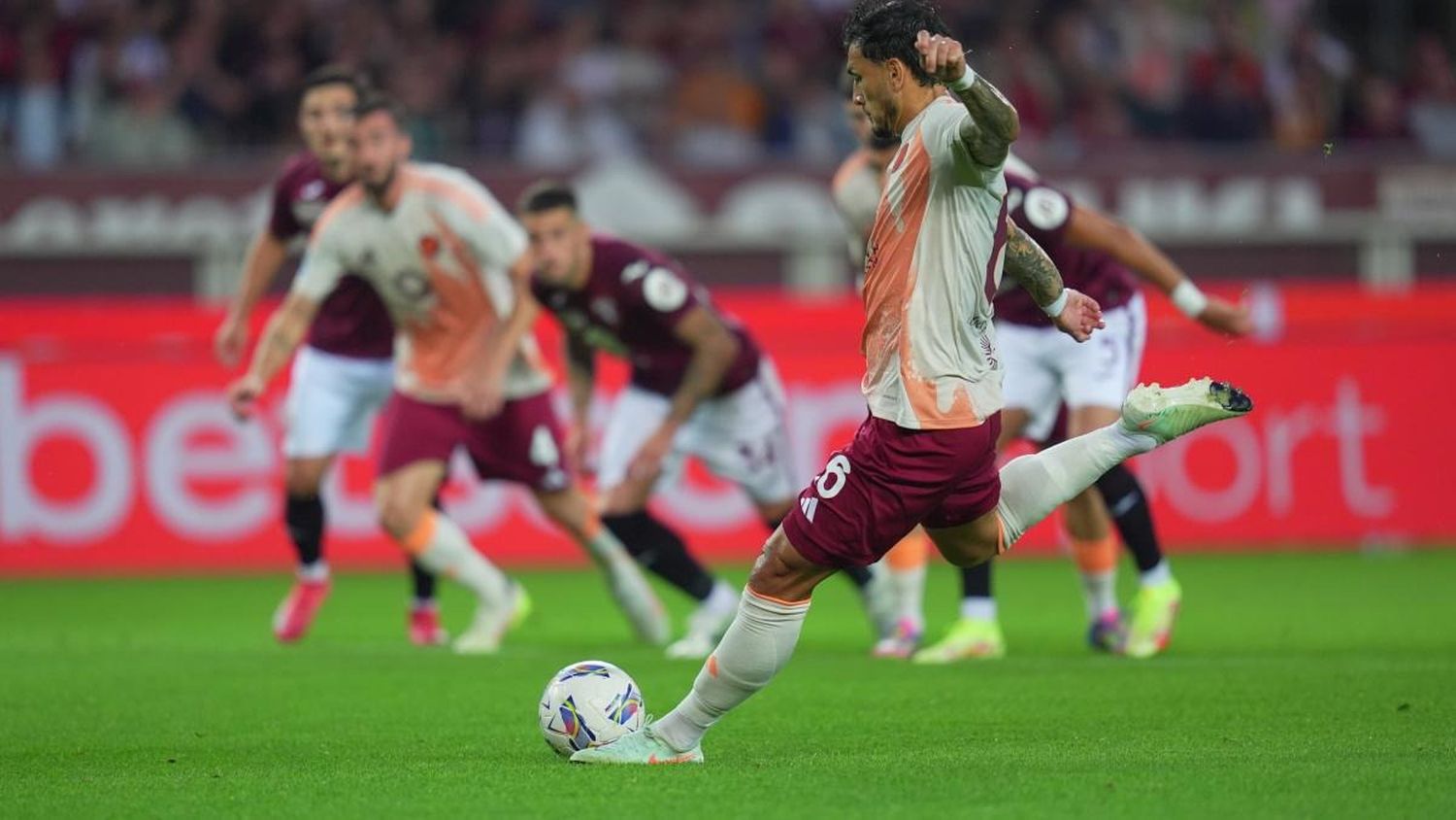Roma ganó con gol de Paredes pero se quedó sin la Champions