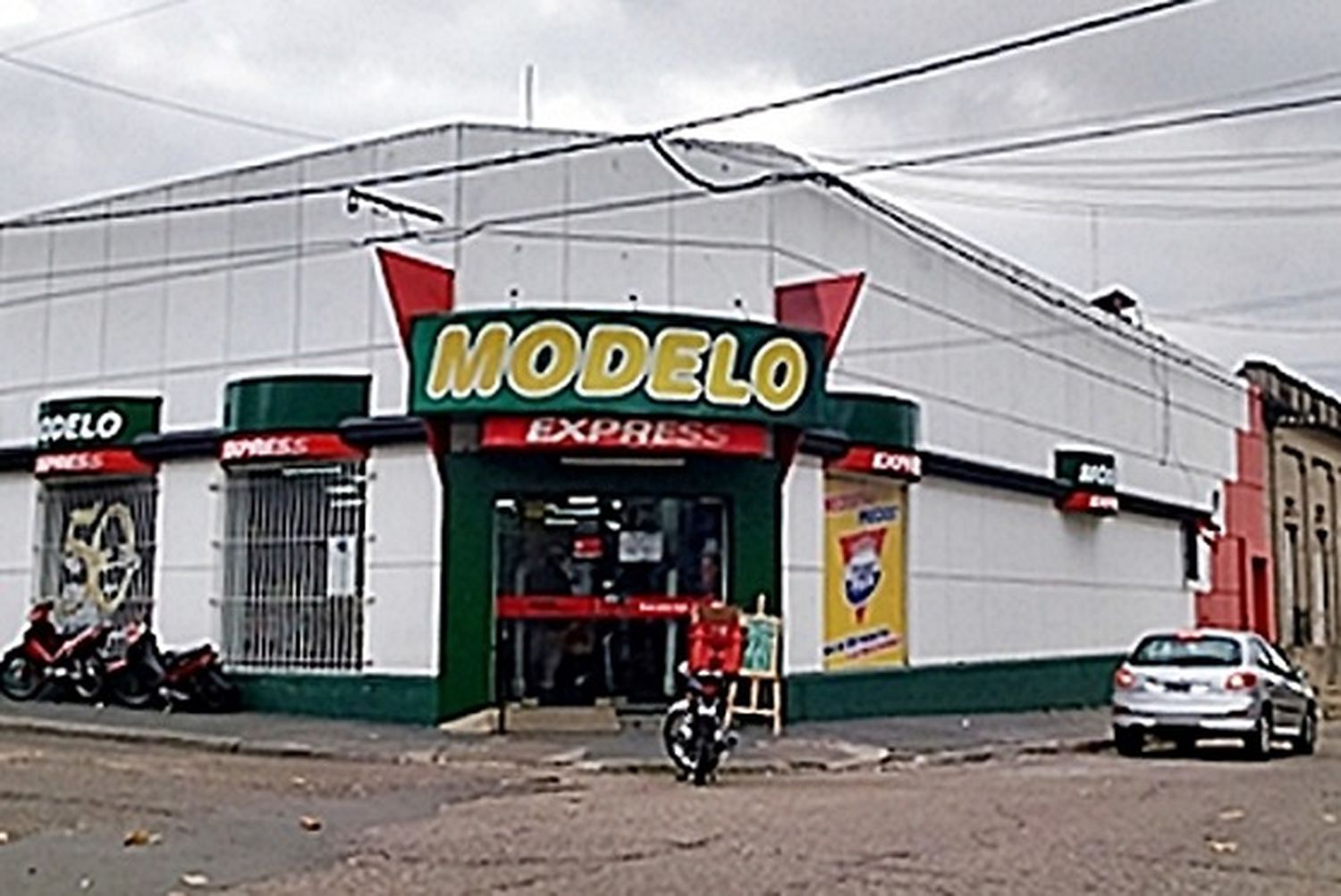 Buscan a dos sujetos que asaltaron armados un supermercado