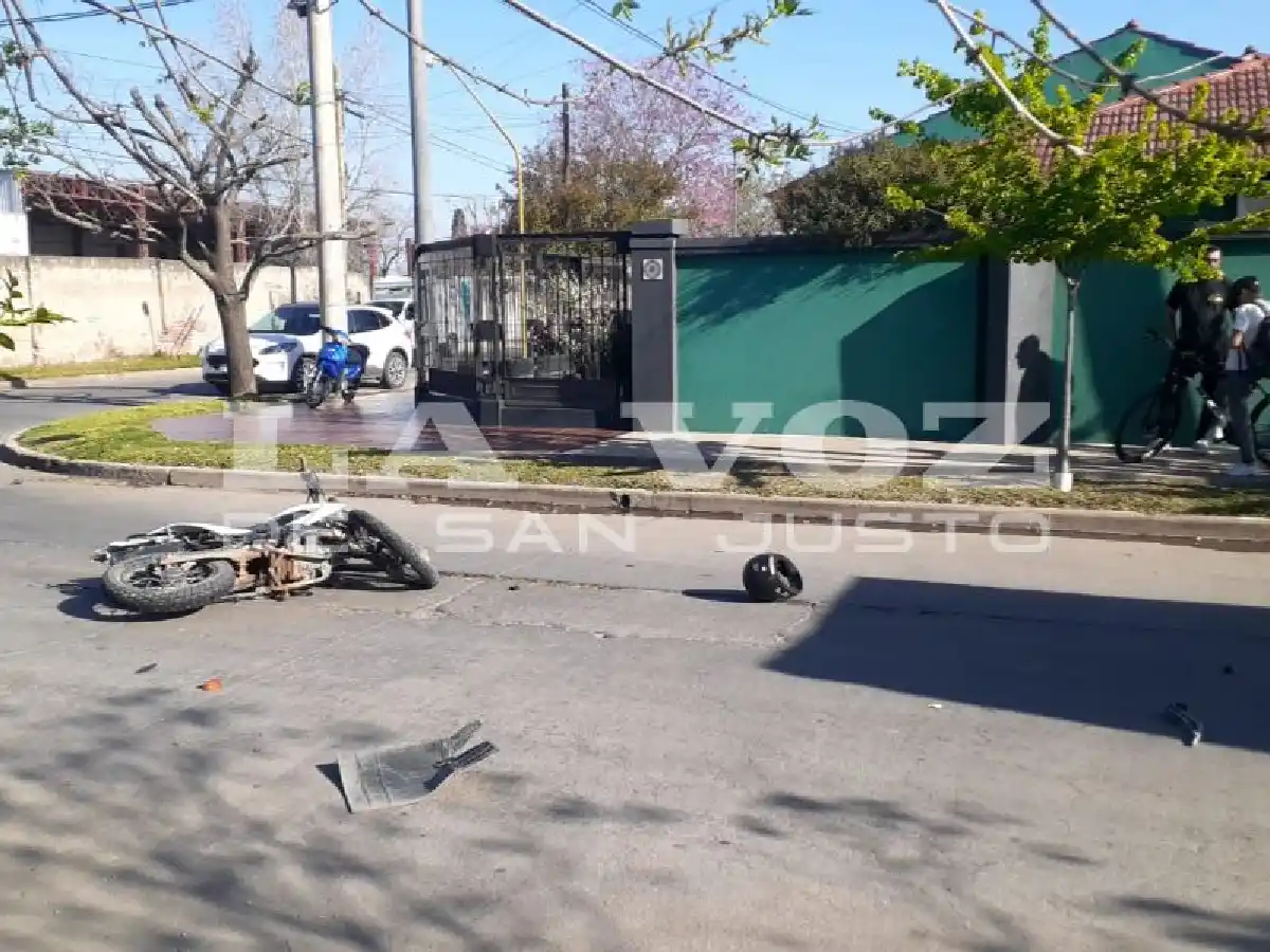 Murió motociclista al chocar con un camión en barrio Vélez Sarsfield