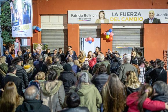 Juan Almada inauguró local y convocó a protagonizar el cambio