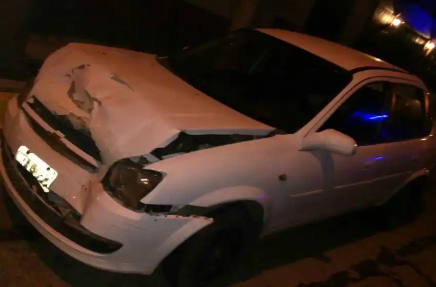 Conducía ebrio y chocó a un ciclista, a una camioneta y un policía