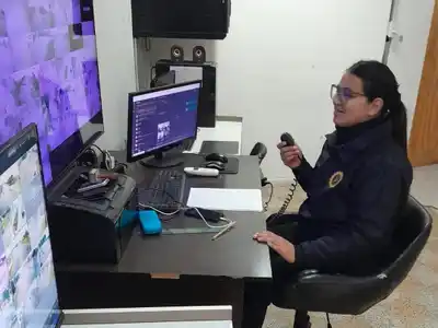 Una joven operadora policial coordinó el rescate de cuatro náufragos en el río Paraná