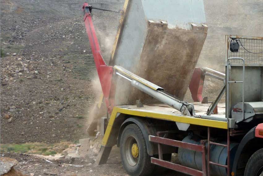 Un hombre murió aplastado cuando descargaba un contenedor