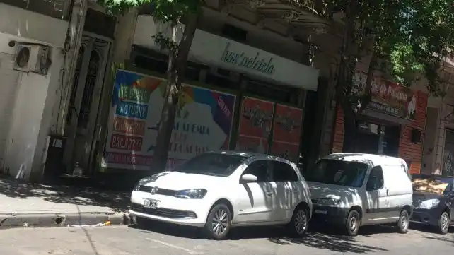 Policías y okupas de una pensión, a las piñas en el centro de Rosario