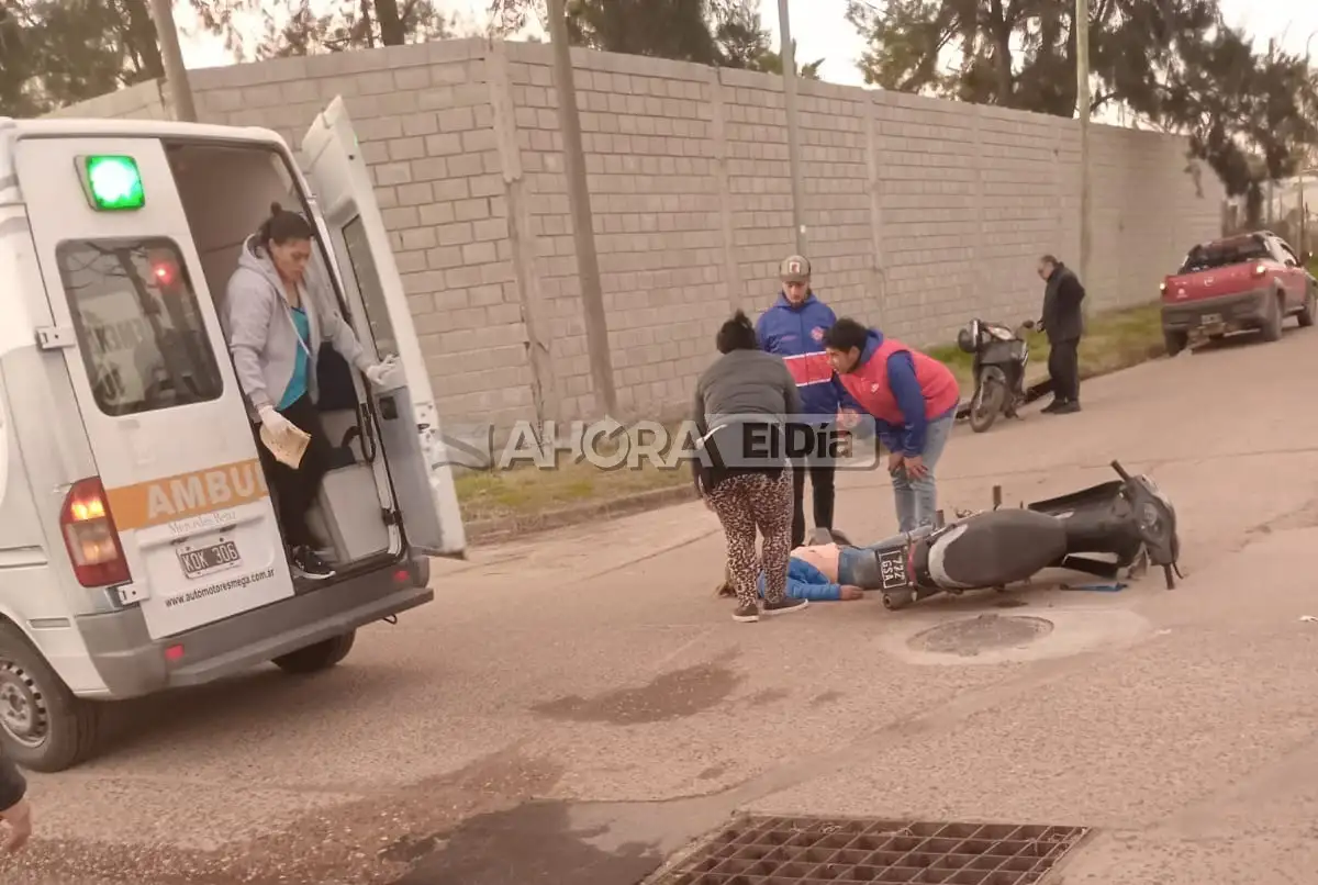 Una moto impactó contra una camioneta y dos personas fueron trasladadas al Hospital