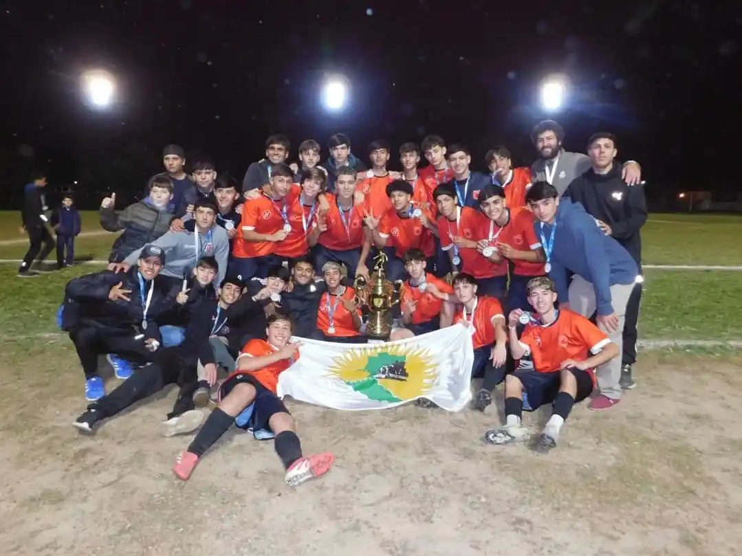 La Sub 13 festeja posa con el trofeo de campeón.
