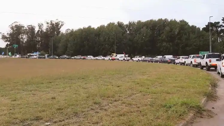 Coronavirus: Largas filas de autos para ingresar a Pinamar y Villa Gesell en medio de la cuarentena