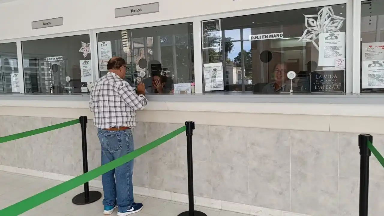 El comunicado del Hospital Centenario tras la larga fila del lunes para acceder a un turno