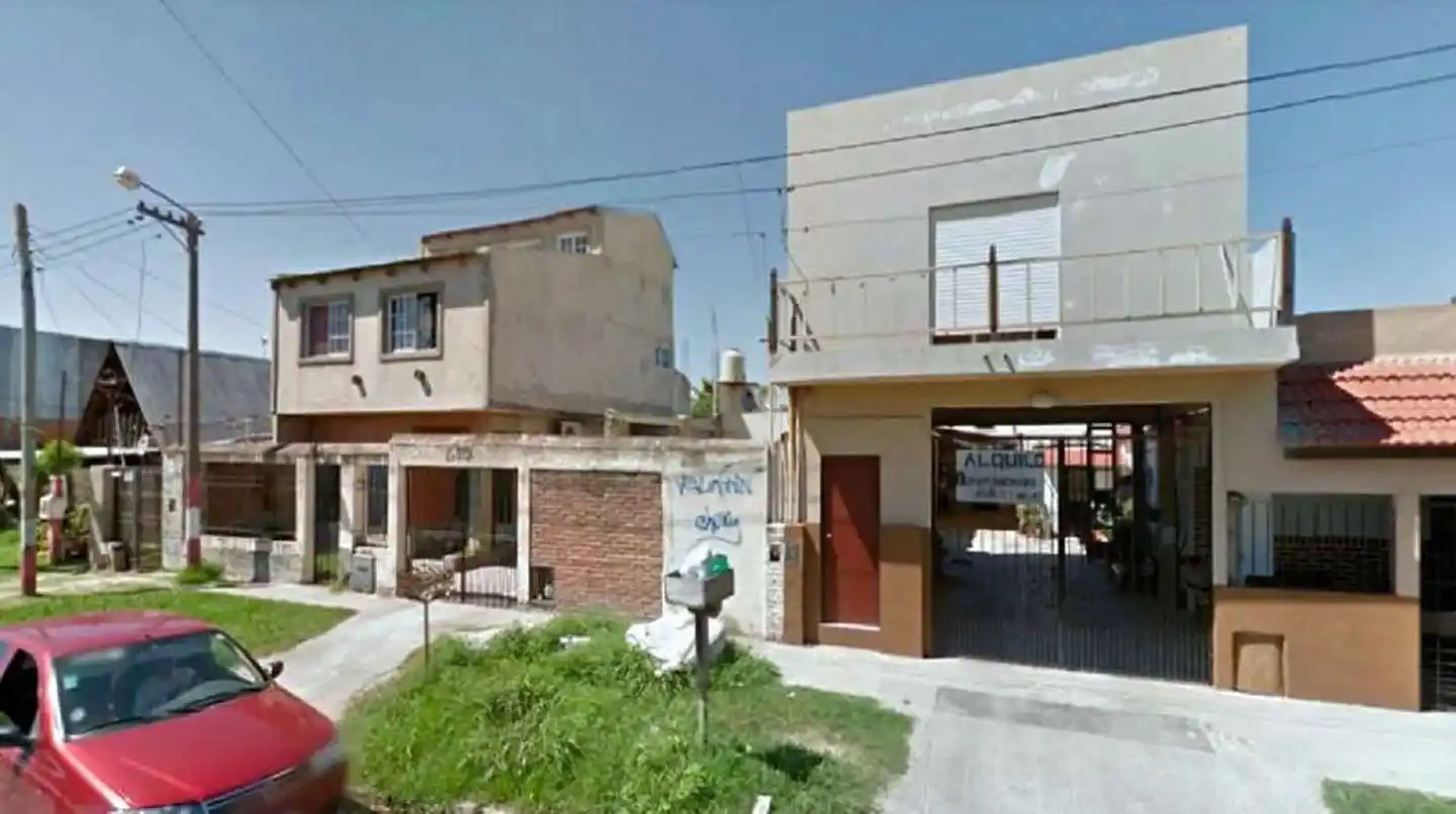 Una joven tiró por el balcón a un hombre que intentaba entrar a su casa en Berisso: "No sabía si me iba a violar o matar"