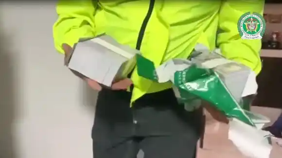 ¡EN COLOMBIA DESARTICULAN UNA RED! Imprimían dólares falsos para enviarlos a Venezuela