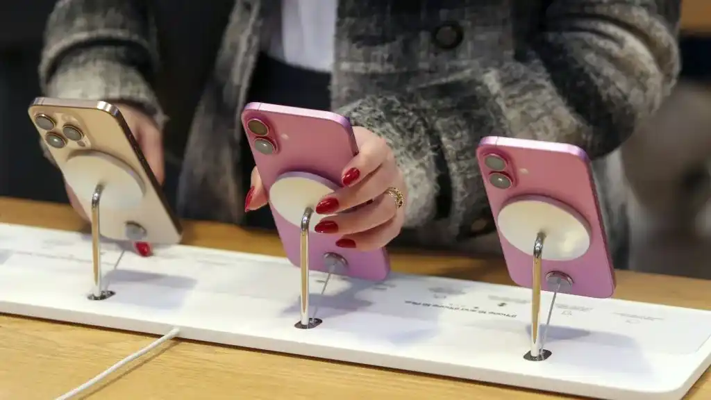 Gente comparando modelos de iPhone 15 en un Apple Store, en Nueva York. Foto: EFE | EPA | Sarah Yenesel.