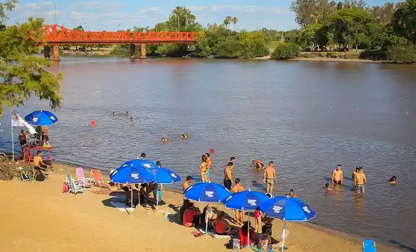 Esta semana comienza el “cine reposera” en la Playa del Puente