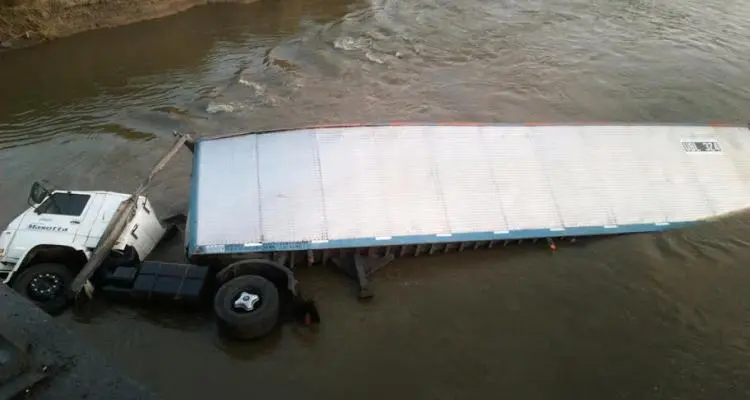 Camión volcó a la altura del Río Arrecifes
