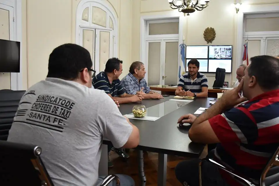 Pullaro recibió a representantes de taxis de Santa Fe