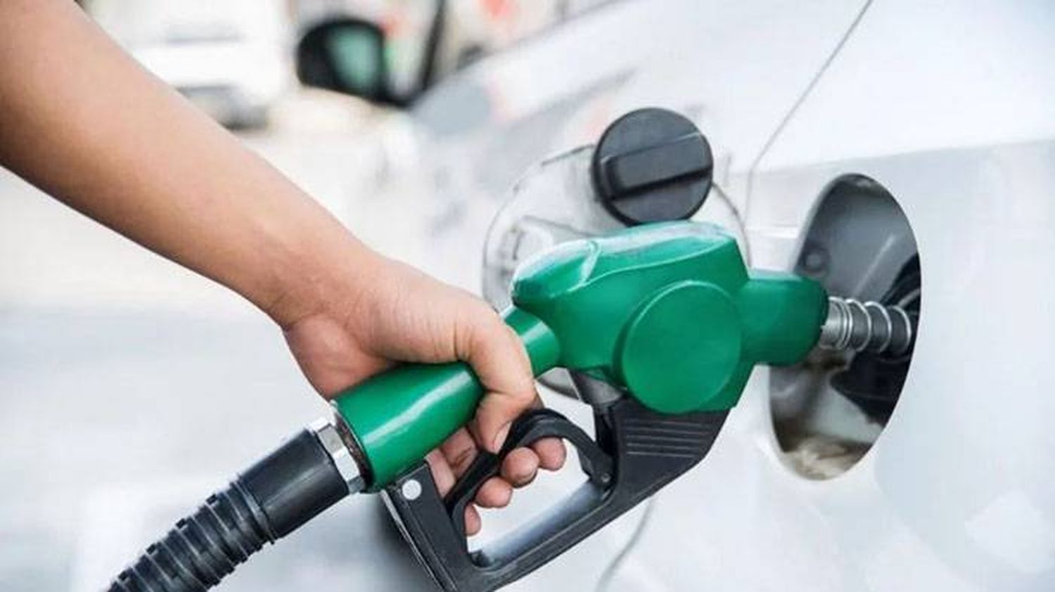 Postergan la suba de un impuesto a los combustibles