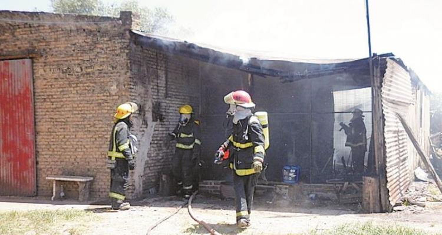Investigan la causa del incendio donde murió un hombre