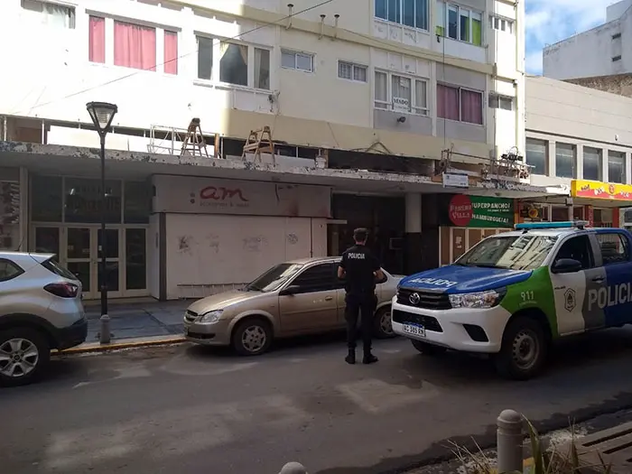 Un joven cayó desde un segundo piso mientras trabajaba