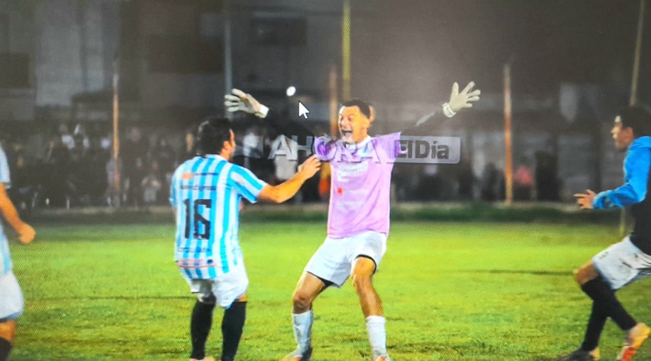 Todos los jugadores de Juventud a abrazar al arquero Gio Benedetti, figura en los penales (crédito: MR Fotografía).