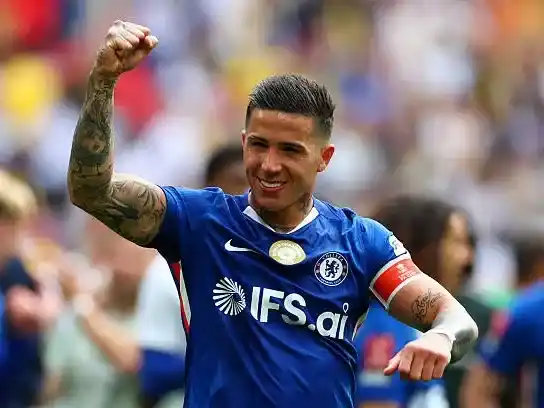 Enzo Fernández festeja el gol de la victoria.