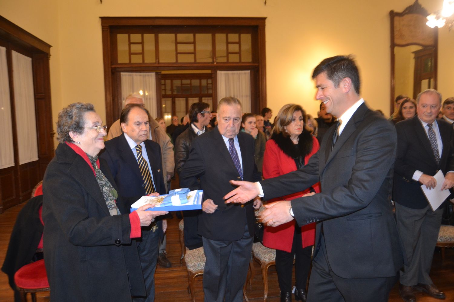 En un salón colmado y con mucha emoción se presentaron las Banderas de Ceremonia y el Libro “Los Constituyentes de 1853…”