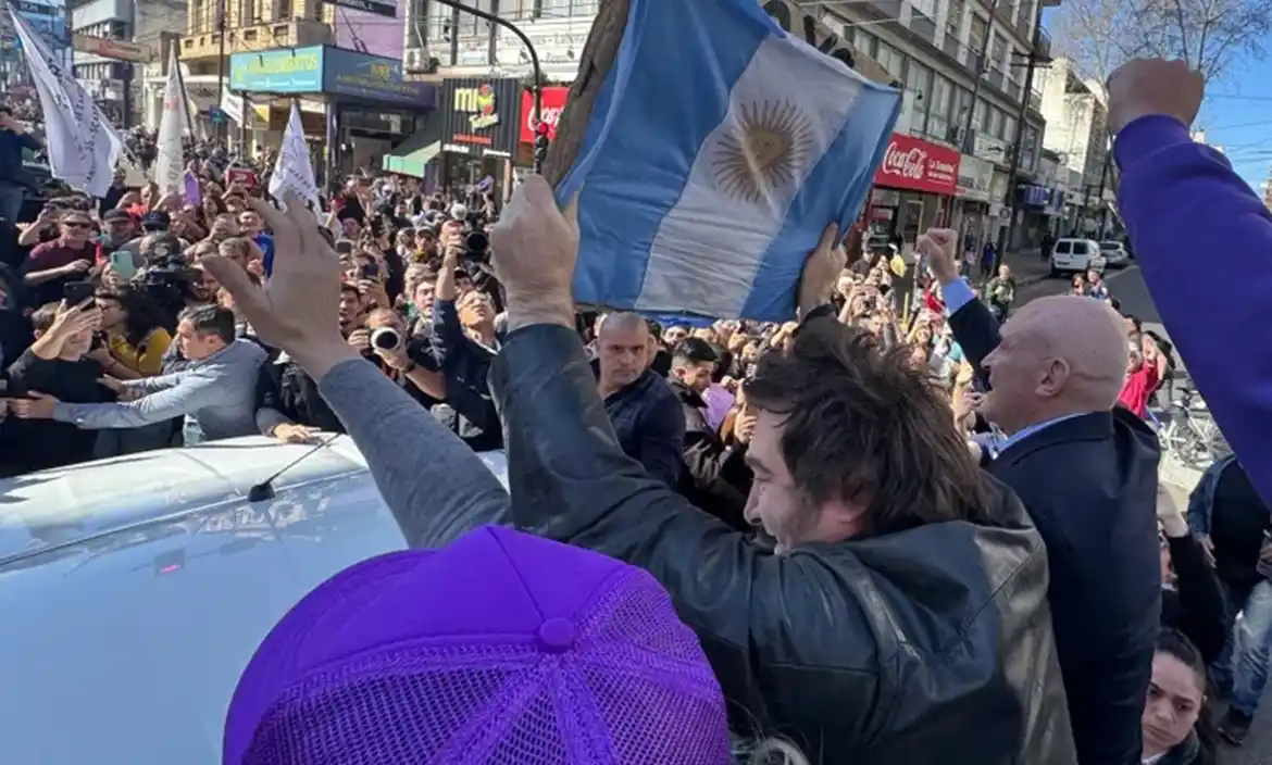 Graves incidentes con la caravana de Javier Milei en Lomas: a él lo evacuaron y José Luis Espert huyó en moto