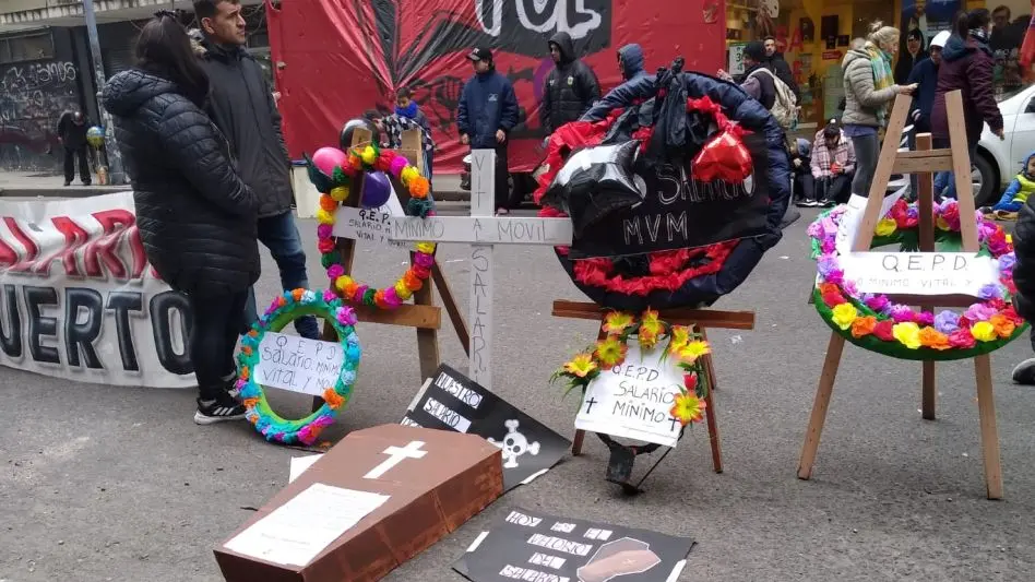 Manifestación en el Ministerio de Trabajo: "Estamos en todo el país haciendo un velatorio del salario"