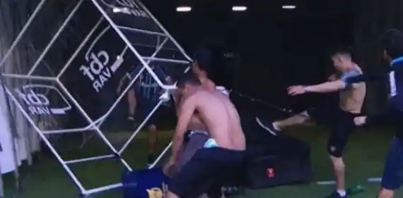 A Gremio le anularon el gol del empate frente a Palmeiras y los hinchas destrozaron el VAR