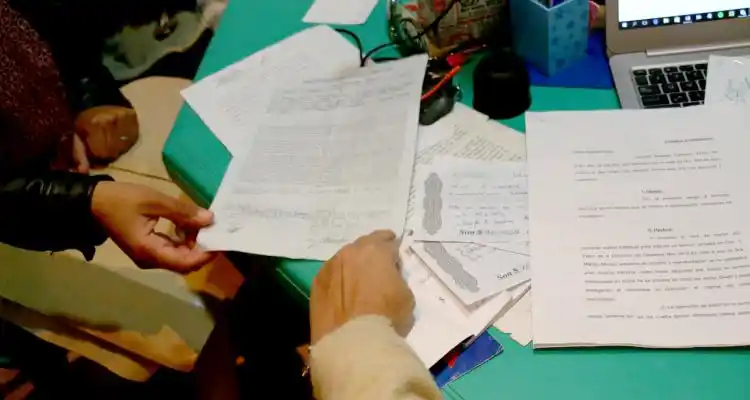 Compró un terreno por Facebook,  lo pagó y ahora la desalojan