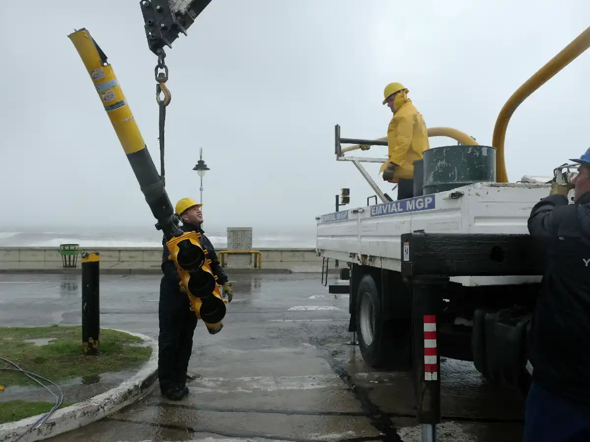 Evacuados, más de 100 árboles caídos, cortes de energía y advertencias por trombas marinas en la Costa Atlántica