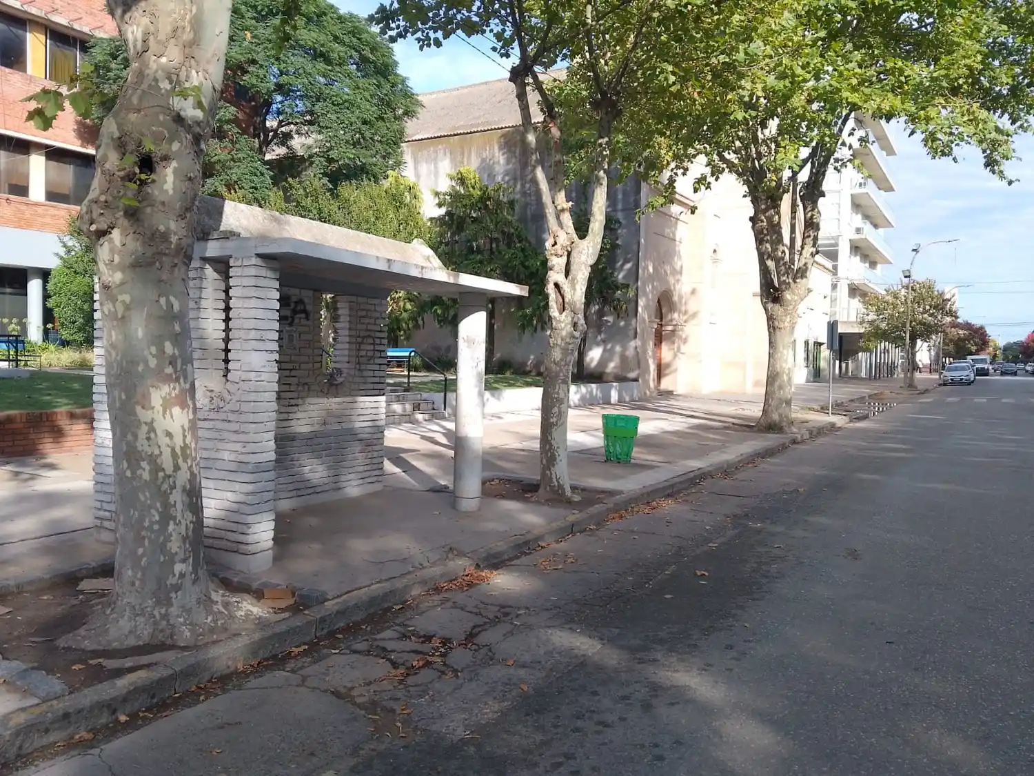 La parada de colectivos de 61 y 58