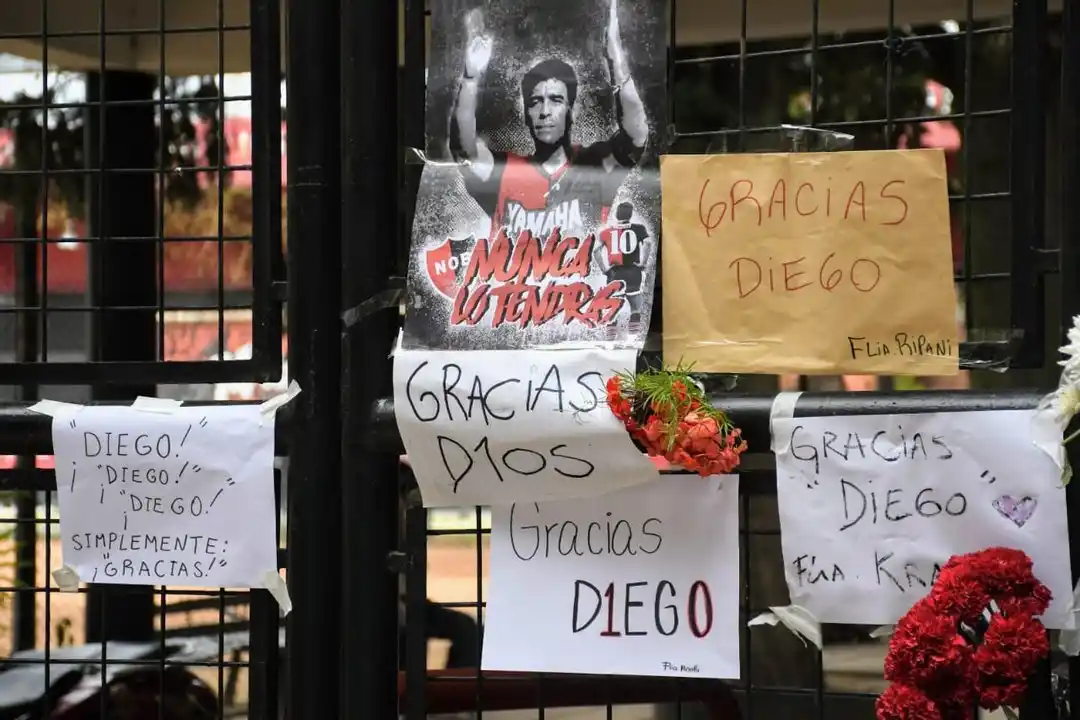 Los rosarinos homenajean a Maradona en El Coloso