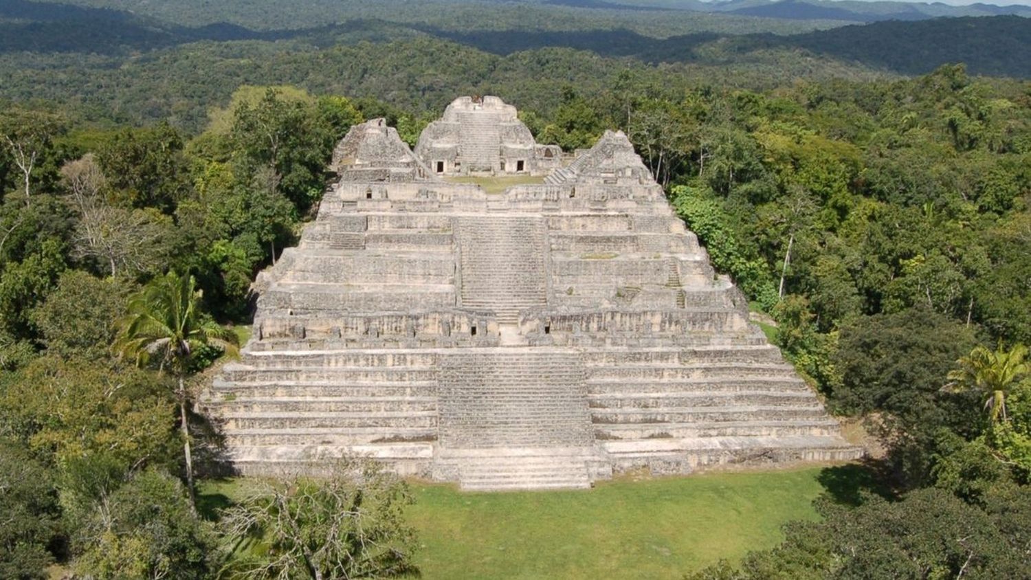 Vista aérea de Caana, la estructura más imponente del sitio arqueológico de Caracol en Belice, descubierta por los arqueólogos Diane y Arlen Chase en los años 80.