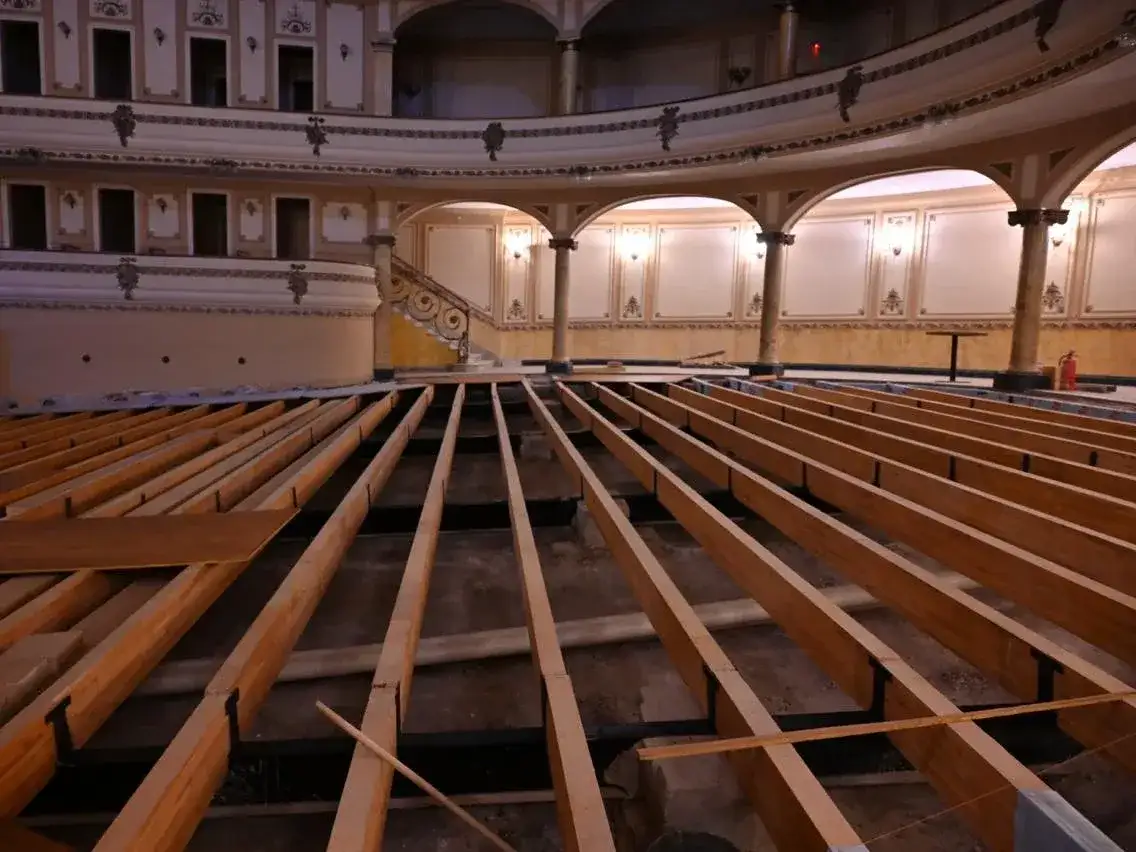 Colocan las vigas de madera que sostendrán el histórico piso de pinotea del Teatro Gualeguaychú