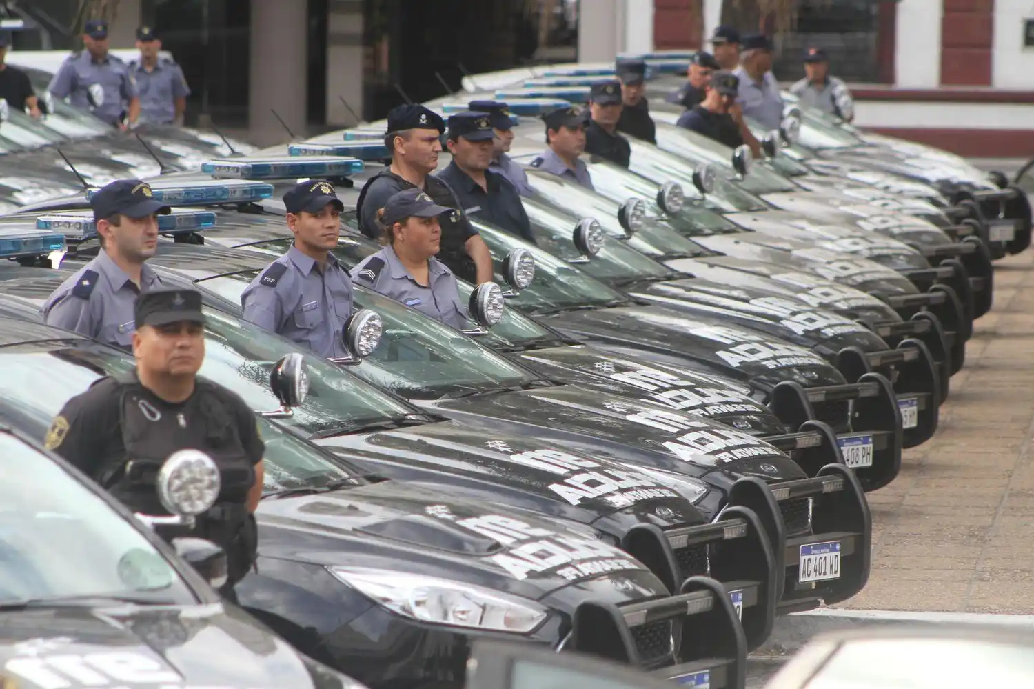 Pullaro entregó 80 patrulleros inteligentes para la URI