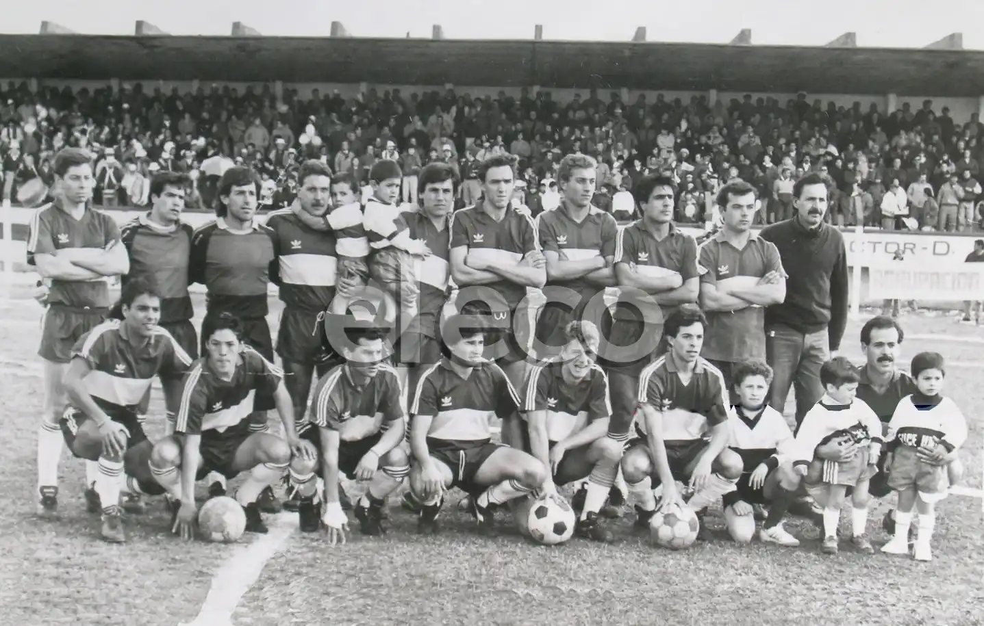 Gimnasia, listo para ganar el Apertura. Arriba: Escudero, S. López, Ramil, Gamalero, M. López, F. Ghezzi, Sollazo, Vaccaroni, Padilla y De Haart. Abajo: Kiener, Camoranesi, Marchioni, Duré, Doyle, Abad y Gárate.