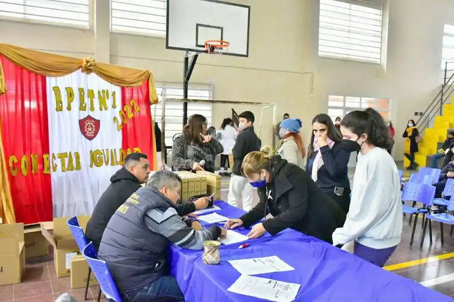 Estudiantes de la EPET
N.º 1 recibieron netbooks