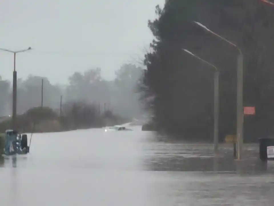 Una camioneta quedó atrapada en un camino rural completamente inundado.