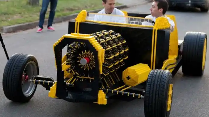 Autos hechos con legos